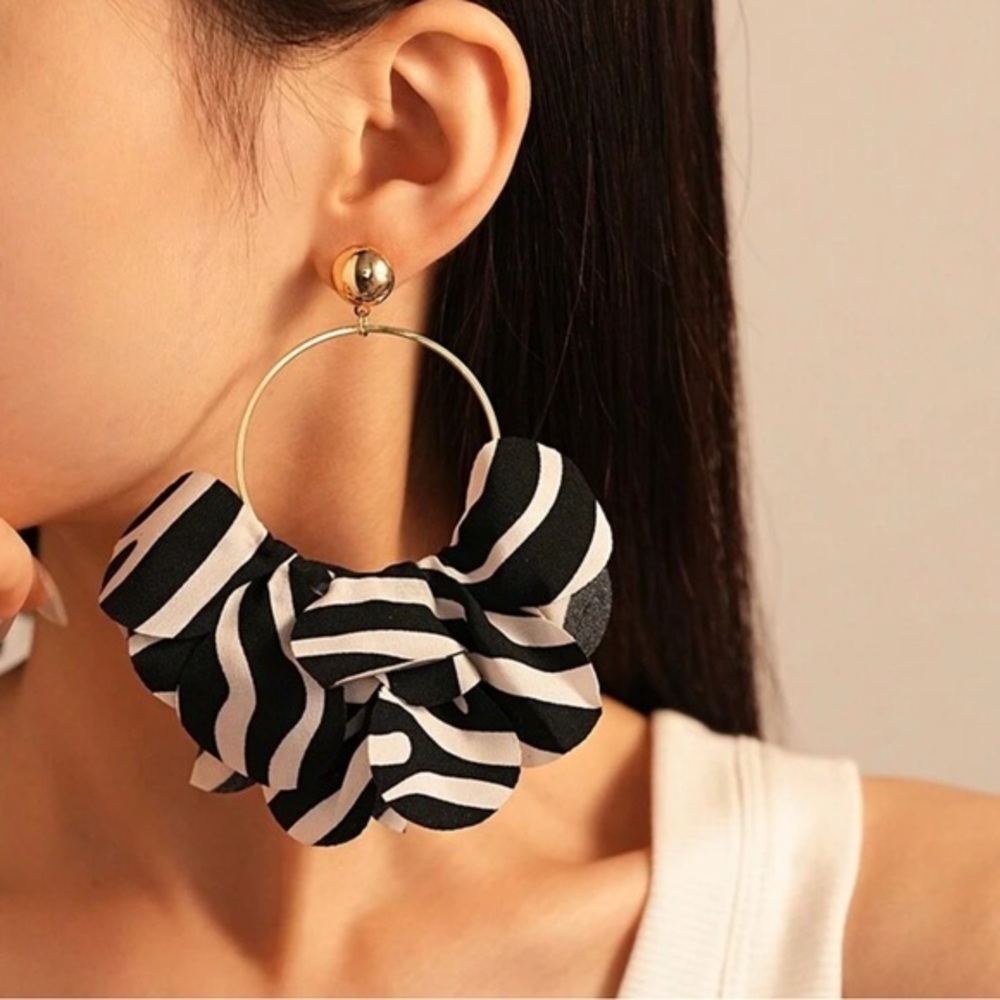 ✨ NEW Elegant Black and White Hoop Earrings - Picture 5 of 6